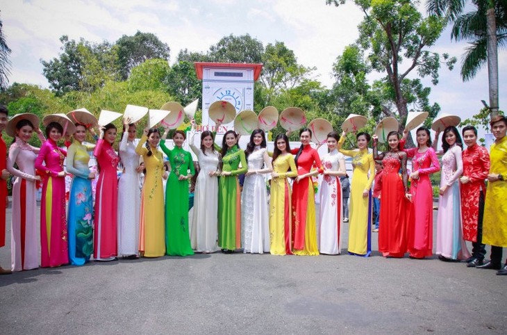 Ao dai adorn offices in Ho Chi Minh City - ảnh 1