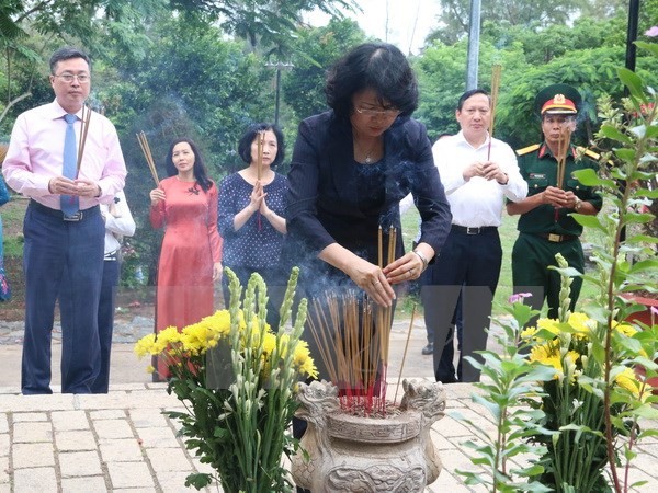 Leaders pay gratitude to martyrs, revolutionary contributors - ảnh 1