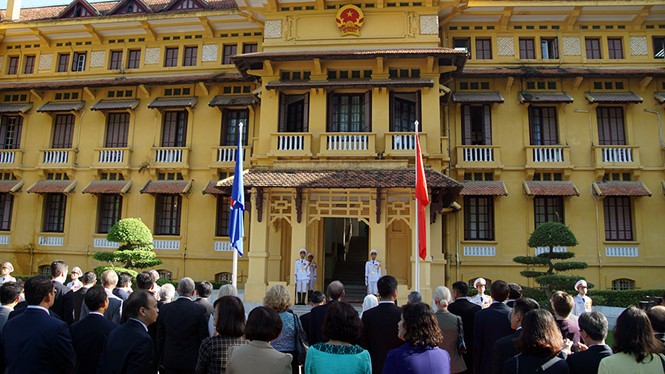 Flag hoisting ceremony to mark ASEAN’s 50th anniversary - ảnh 1