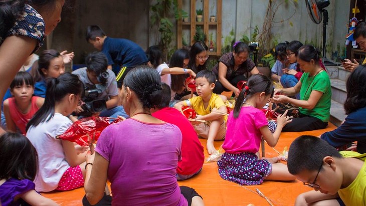 Making Mid-Autumn traditional toys with artisans - ảnh 3