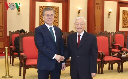 Party leader Nguyen Phu Trong receives RoK President Moon Jae-in - ảnh 1