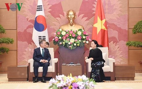 NA Chairwoman meets RoK President Moon Jae-in - ảnh 1