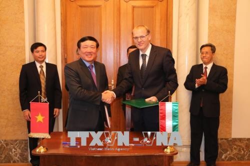 Vietnam, Hungary supreme courts sign MoU - ảnh 1