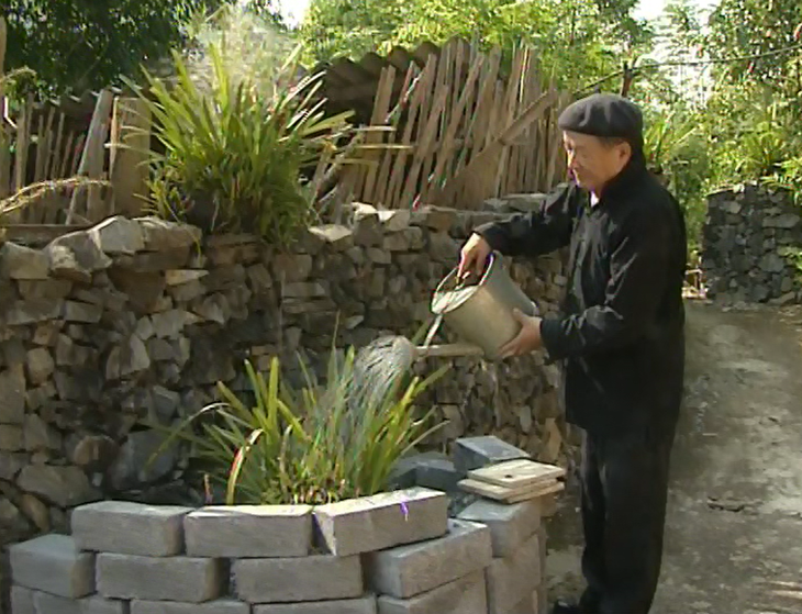 The Mong man behind the road to iconic Lung Cu flag tower - ảnh 1