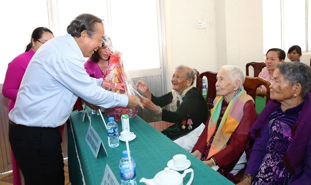 Deputy PM Truong Hoa Binh presents gifts to heroic mothers in Tien Giang, Long An - ảnh 1