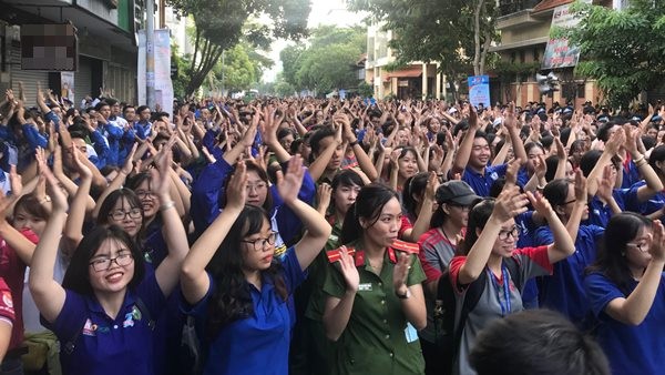 3,000 people walk to raise fund for poor students - ảnh 2