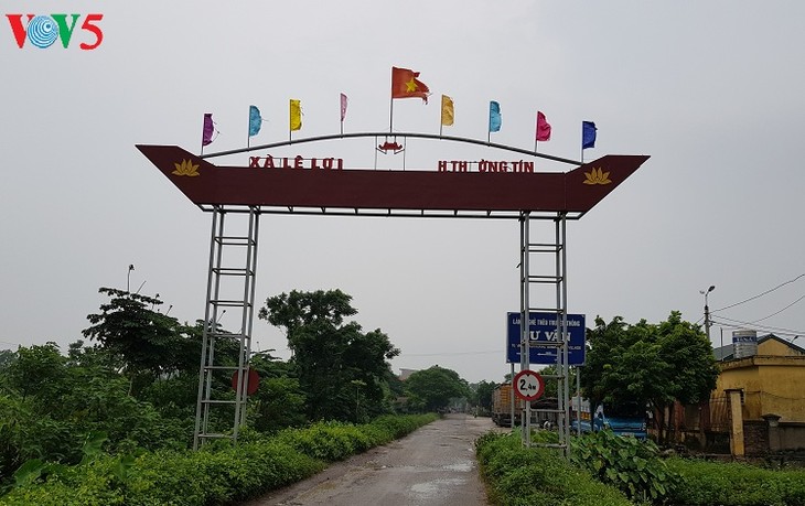 Tu Van, flag making village in Hanoi - ảnh 1