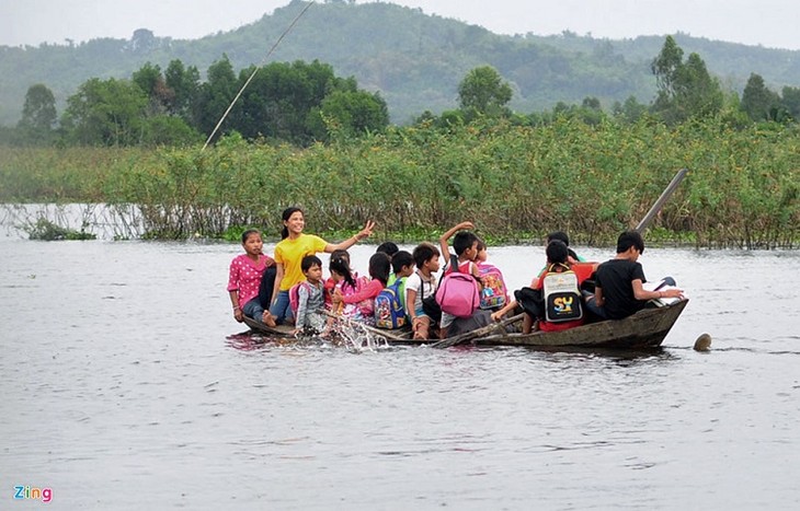 A classroom on Tri An hydropower reservoir - ảnh 4