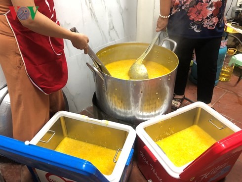 Charity porridge for poor patients - ảnh 2