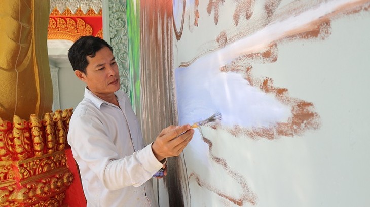 Couple promotes Khmer mural paintings, carving arts - ảnh 2