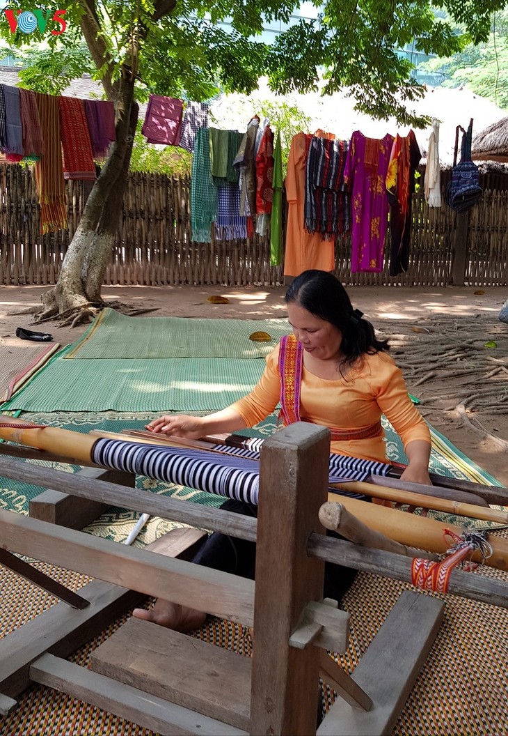 My Nghiep brocade weaving village   - ảnh 2