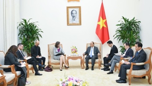 Prime Minister hosts Chilean, Canadian ambassadors - ảnh 2