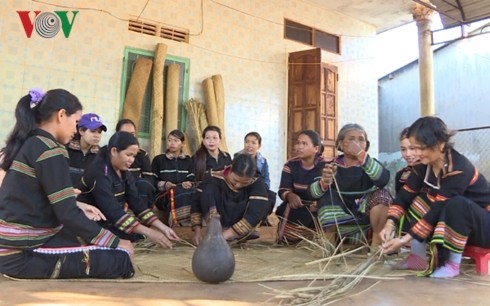 Jarai people’s Pran mat craft - ảnh 1