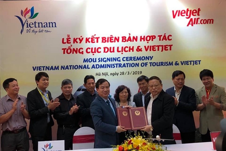 Vietjet Air, VNAT sign MoU on tourism promotion  - ảnh 1