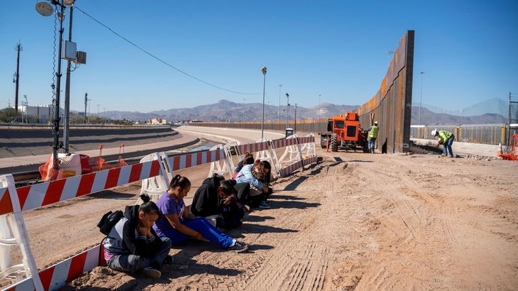 US to deploy more troops to border with Mexico - ảnh 1