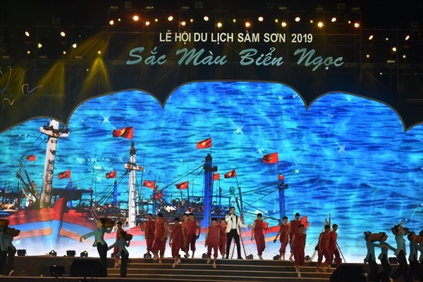 Sam Son Tourism Festival opens with firework display by the beach - ảnh 1