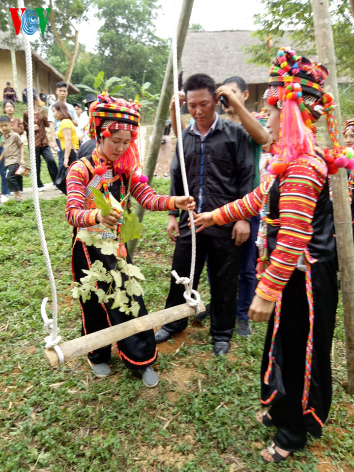 Swinging, an indispensable game of the Ha Nhi's rain Festival - ảnh 2