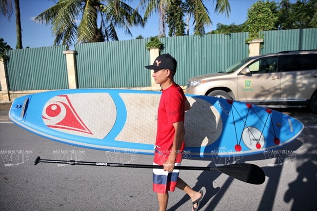 SUP boarding on West Lake  - ảnh 2