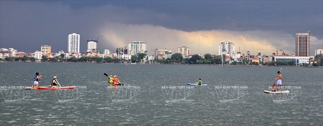 SUP boarding on West Lake  - ảnh 1