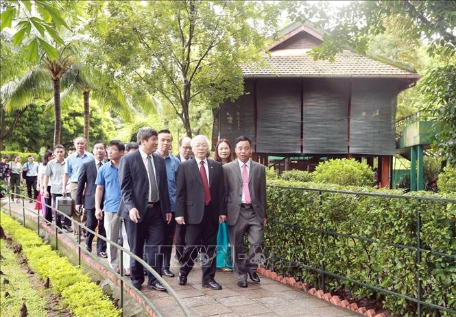 Party leader, President offers incense to President Ho Chi Minh - ảnh 1