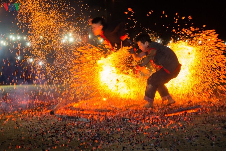 Fire dance of Red Dao in Dien Bien province - ảnh 4