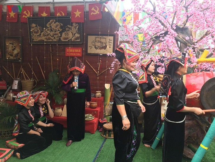 Love in Pieu scarf of Thai women - ảnh 1