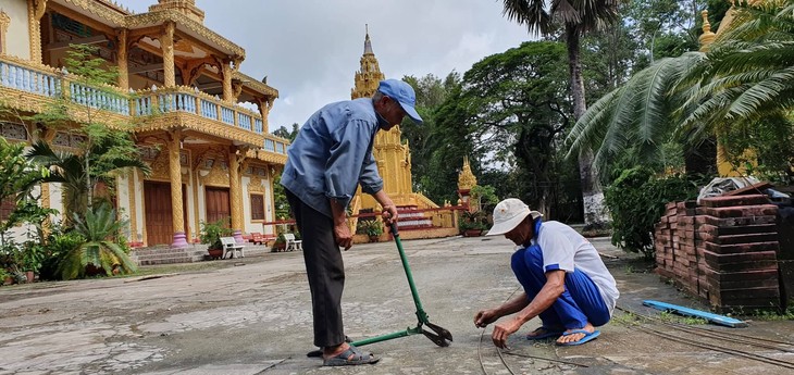 Kien Giang farmers build bridges for poor rural areas - ảnh 1