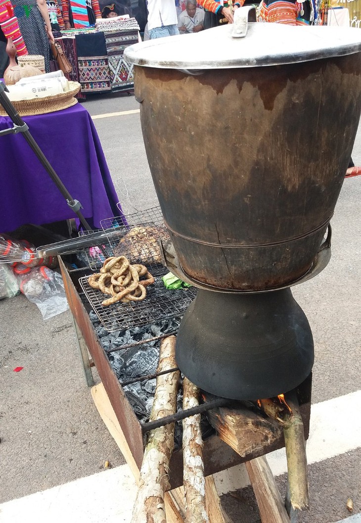 Brass pot, a necessary item of Thai families - ảnh 2