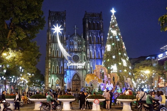 Young Vietnamese celebrate Christmas - ảnh 1