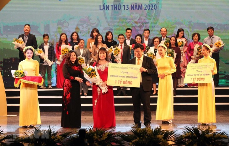 Millions of USD raised for disadvantaged children to enjoy Tet holiday - ảnh 1