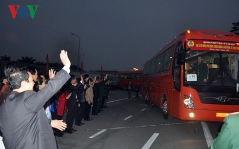 Hanoi arranges free transport for workers returning home during Tet - ảnh 1