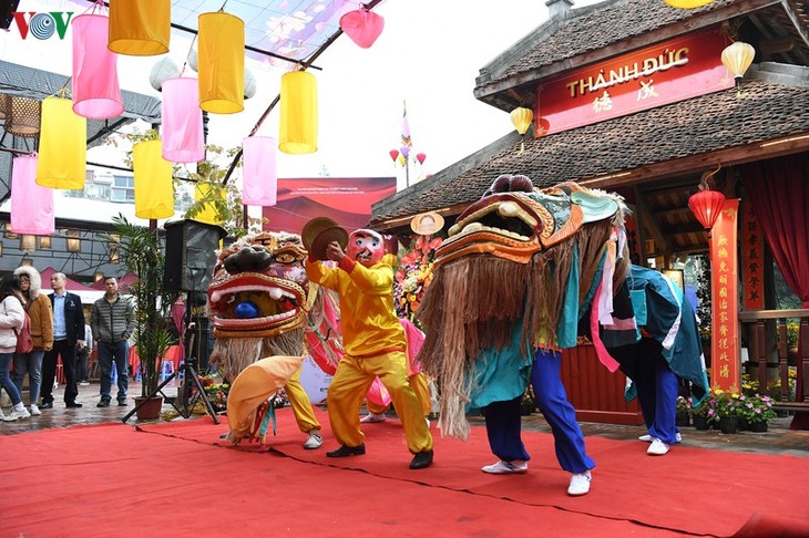 Thousands of people visit Temple of Literature in Hanoi - ảnh 2