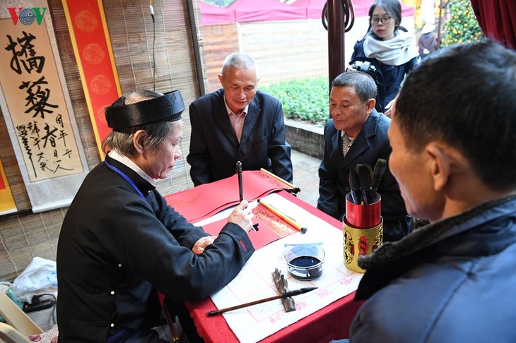 Thousands of people visit Temple of Literature in Hanoi - ảnh 1