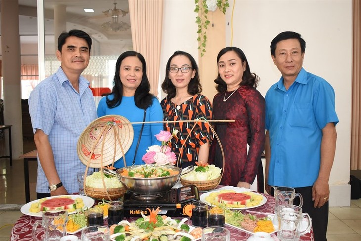 Women encouraged to wear Ao Dai on International Women Day - ảnh 1