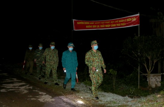 “Iron shield” defends border gates from pandemic - ảnh 2