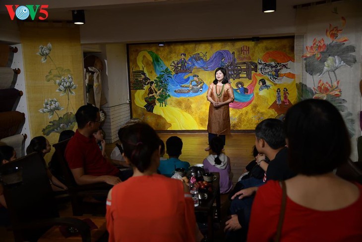 Children learn about Vietnamese silk weaving - ảnh 1