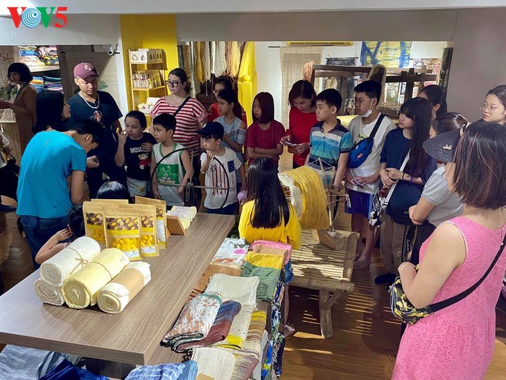 Children learn about Vietnamese silk weaving - ảnh 5