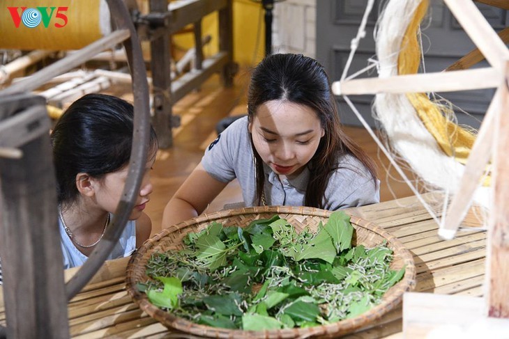 Children learn about Vietnamese silk weaving - ảnh 7