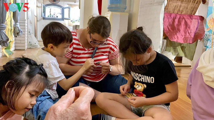 Children learn about Vietnamese silk weaving - ảnh 9