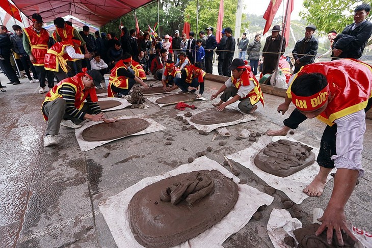 Vietnamese folk games: sitting tug-of-war and clay firecracker hurling - ảnh 2