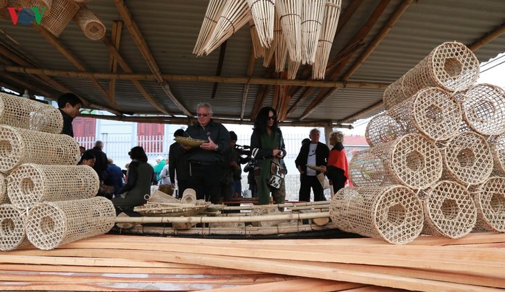 Hung Hoc village waits to preserve its traditional craft of making fishing gear - ảnh 2