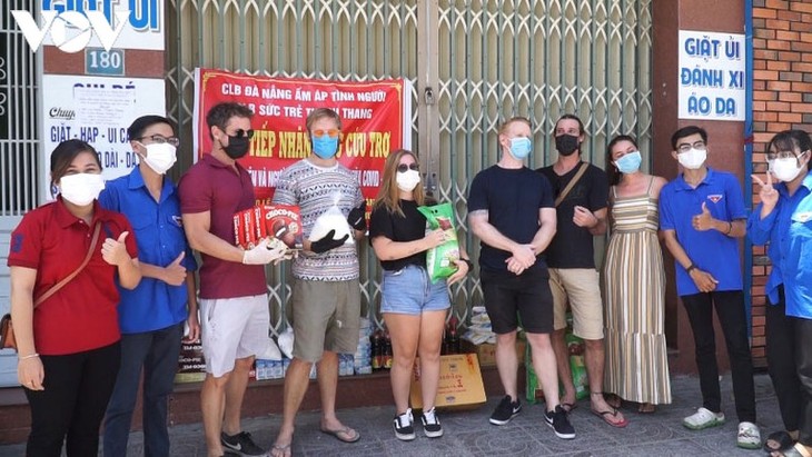 Foreigners help Da Nang’s poor people - ảnh 1