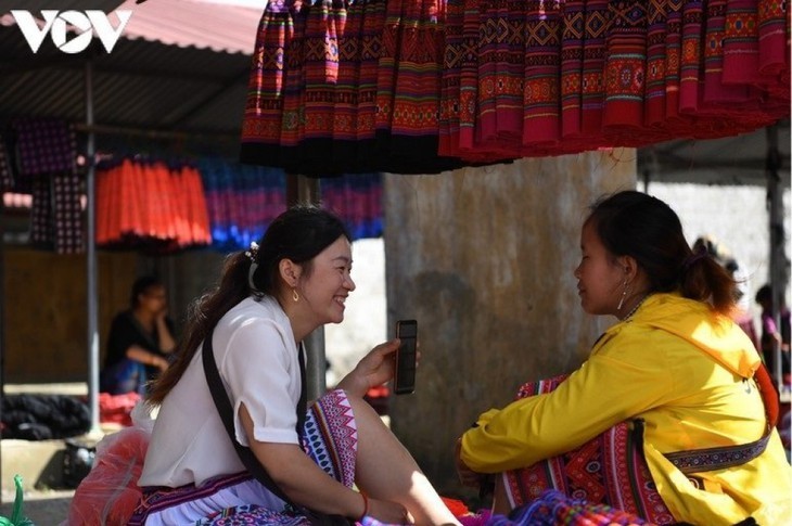 A tour of colourful Pa Co brocade market in Son La   - ảnh 13