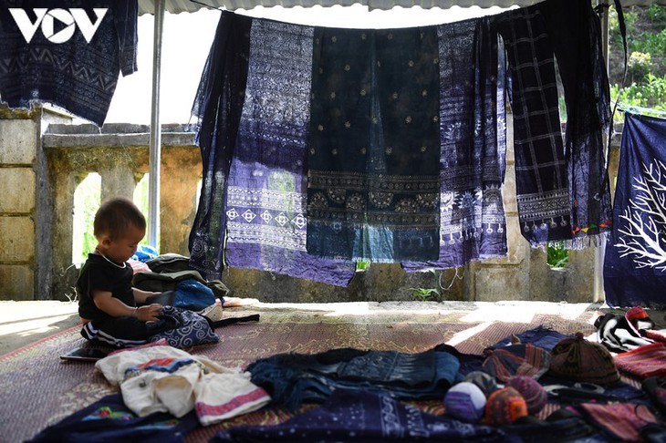 A tour of colourful Pa Co brocade market in Son La   - ảnh 15