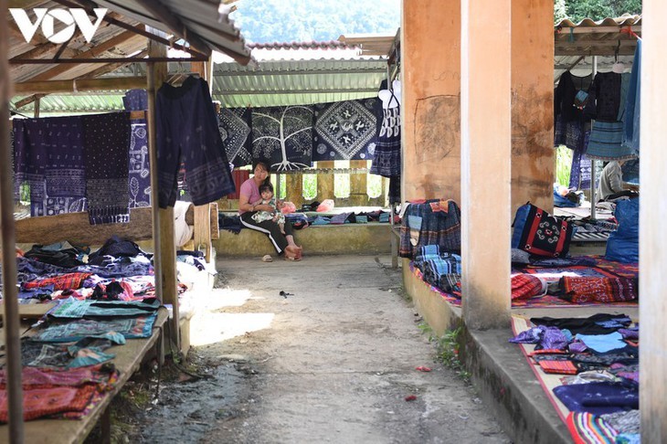 A tour of colourful Pa Co brocade market in Son La   - ảnh 17