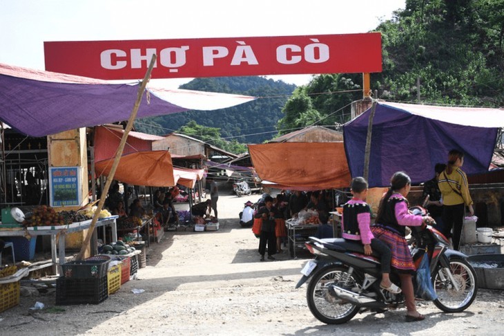 A tour of colourful Pa Co brocade market in Son La   - ảnh 1