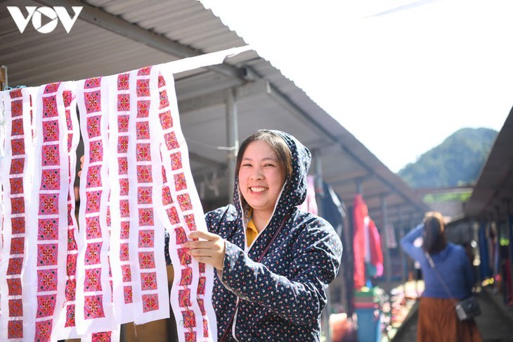 A tour of colourful Pa Co brocade market in Son La   - ảnh 2