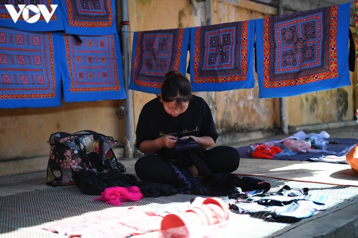 A tour of colourful Pa Co brocade market in Son La   - ảnh 4