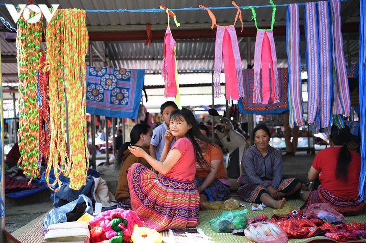 A tour of colourful Pa Co brocade market in Son La   - ảnh 6