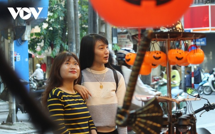 Halloween toys flood Hang Ma street - ảnh 10